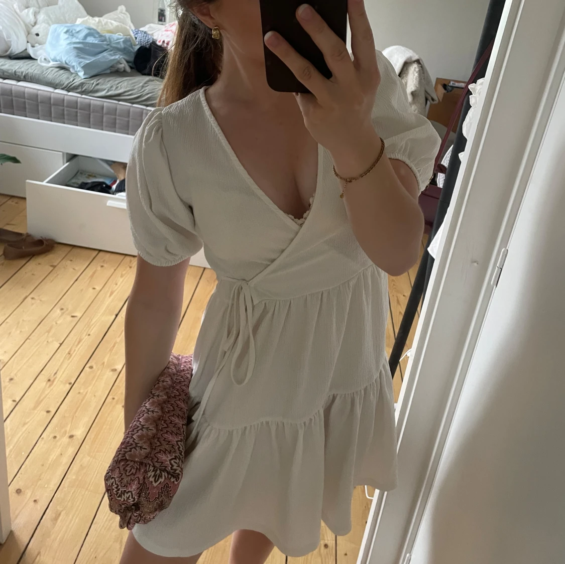 Vit omlottklänning med puffärm