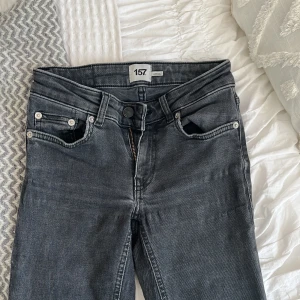Svarta bootcut jeans från 157 - Svarta jeans från lager 157, i storlek XXS full length. Har tyvärr ett litet hål i bakfickan men annars ser de bra ut. Färgen är inte helt svart de är ”urtvättade” i färgen