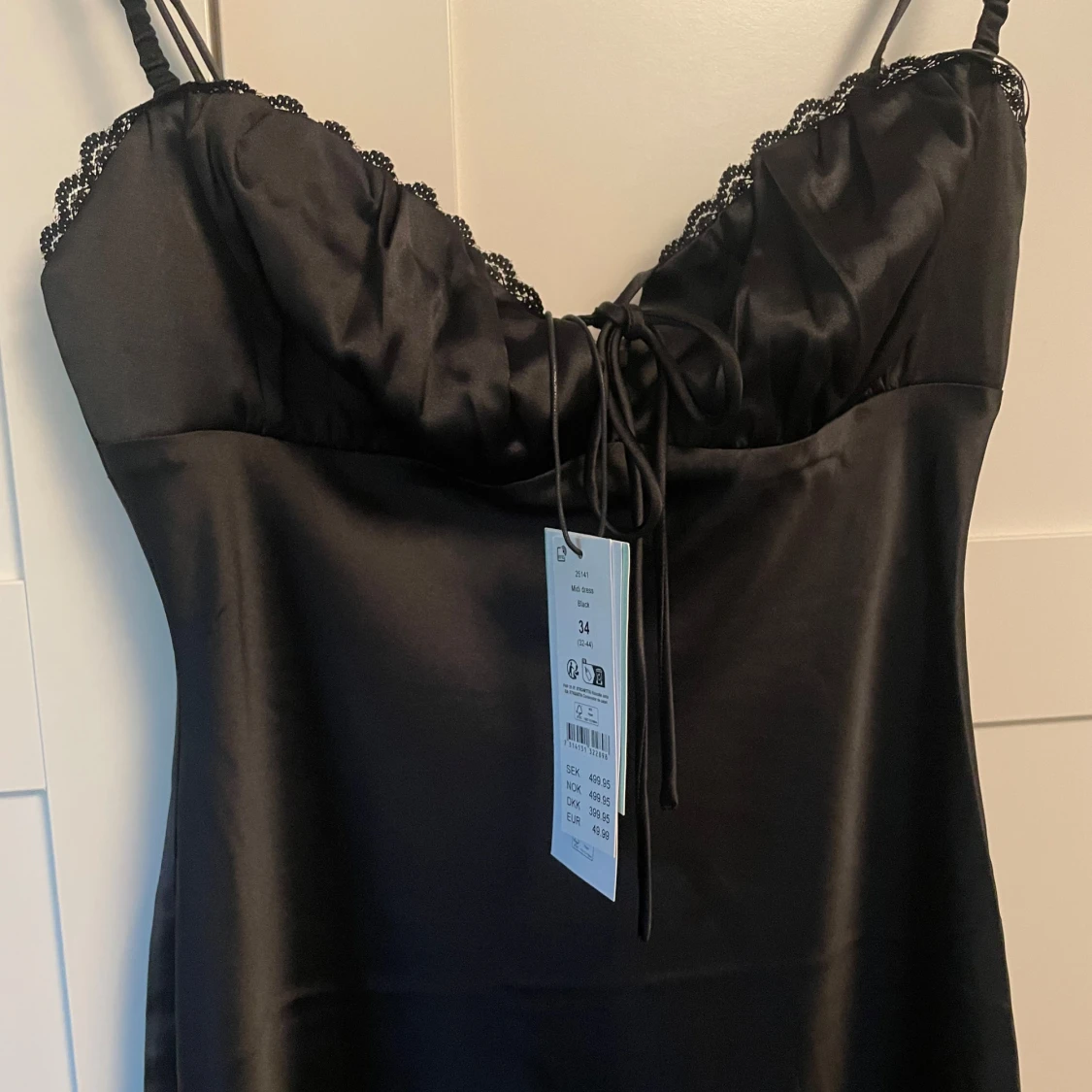 Svart satinklänning med spetsdetaljer - 1