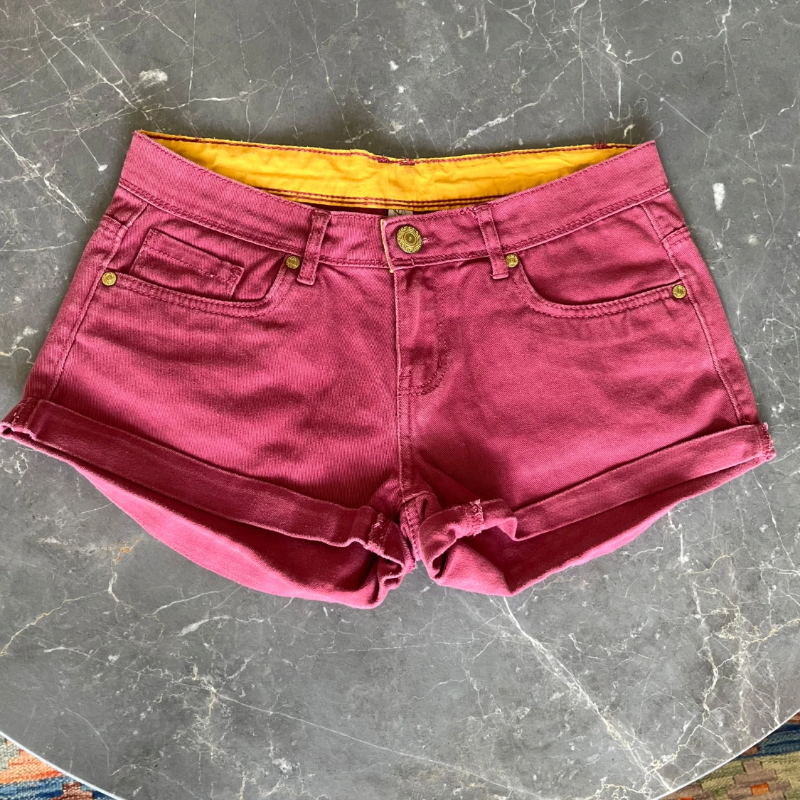 Vinröda shorts från Denim Co.