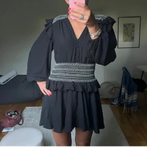 Svart kortklänning med broderi - Supersnygg klänning. Storlek L men sitter som en M💗