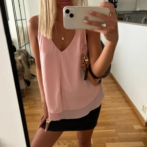 Rosa topp från Gina Tricot - Superfin rosa topp från Gina Tricot i storlek 34, som ny, knappt använd så i väldigt bra skick💕