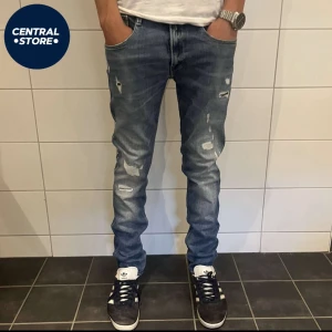 Replay Anbass Jeans  - Säljer dessa Replay Anbass jeans med sjukt snygga slitningar. Mycket bra skick och storleken är W31. Modellen är 180 cm lång och väger 65kg. Tveka inte att kontakta om fler bilder eller andra funderingar // CS 😁