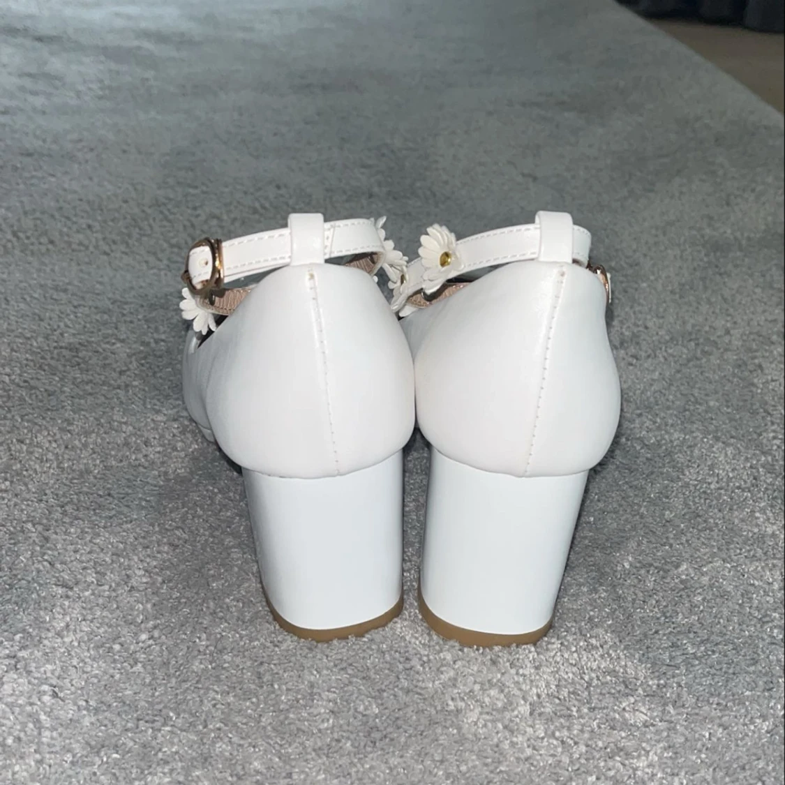 Vita klackskor med blommiga detaljer - 2