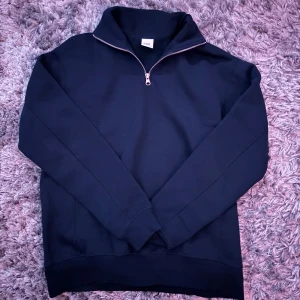 Half zip  - Säljer min half zip tröja från Zara. Storlek S. Aldrig använd. Mörkblå. Hör av dig vid frågor eller funderingar.