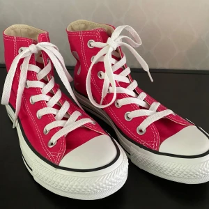 Rosa Converse Chuck Taylor All Star - Säljer dessa ikoniska Converse i snygg rosa. Perfekta för sommaren! Klassisk high-top modell med vit sula och All Star-logga på sidan.