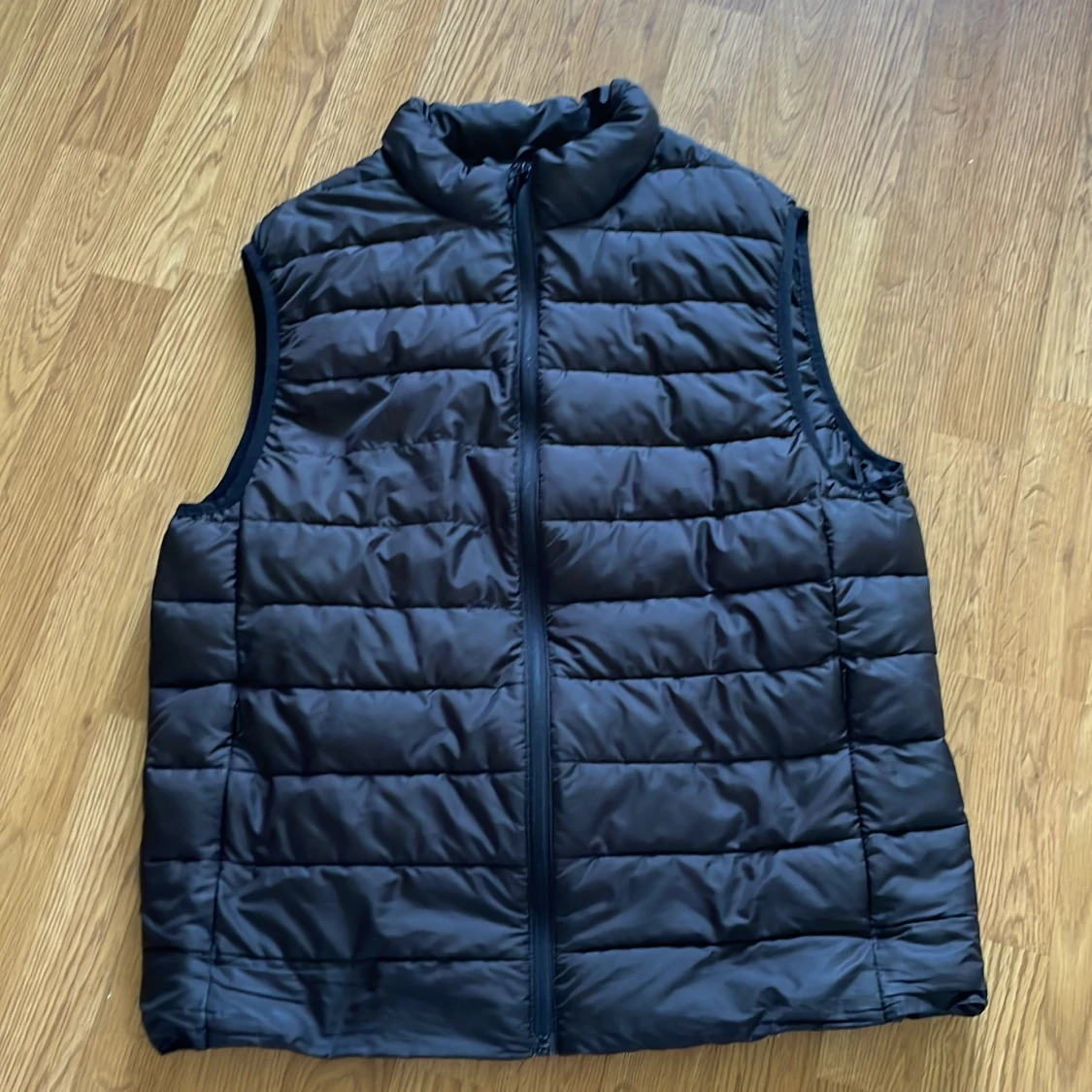 Svart dunväst från H&M, storlek M - 1