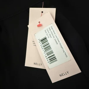Svarta  low waist straight kostymbyxor från Nelly - Snygga svarta kostymbyxor från Nelly med låg midja och raka ben. Byxorna har bälteshällor och klassisk stängning fram. Säljs inte längre i svart därför är de annan färg på bilderna då jag tagit de från hemsidan. Hel oanvända med prislappen kvar
