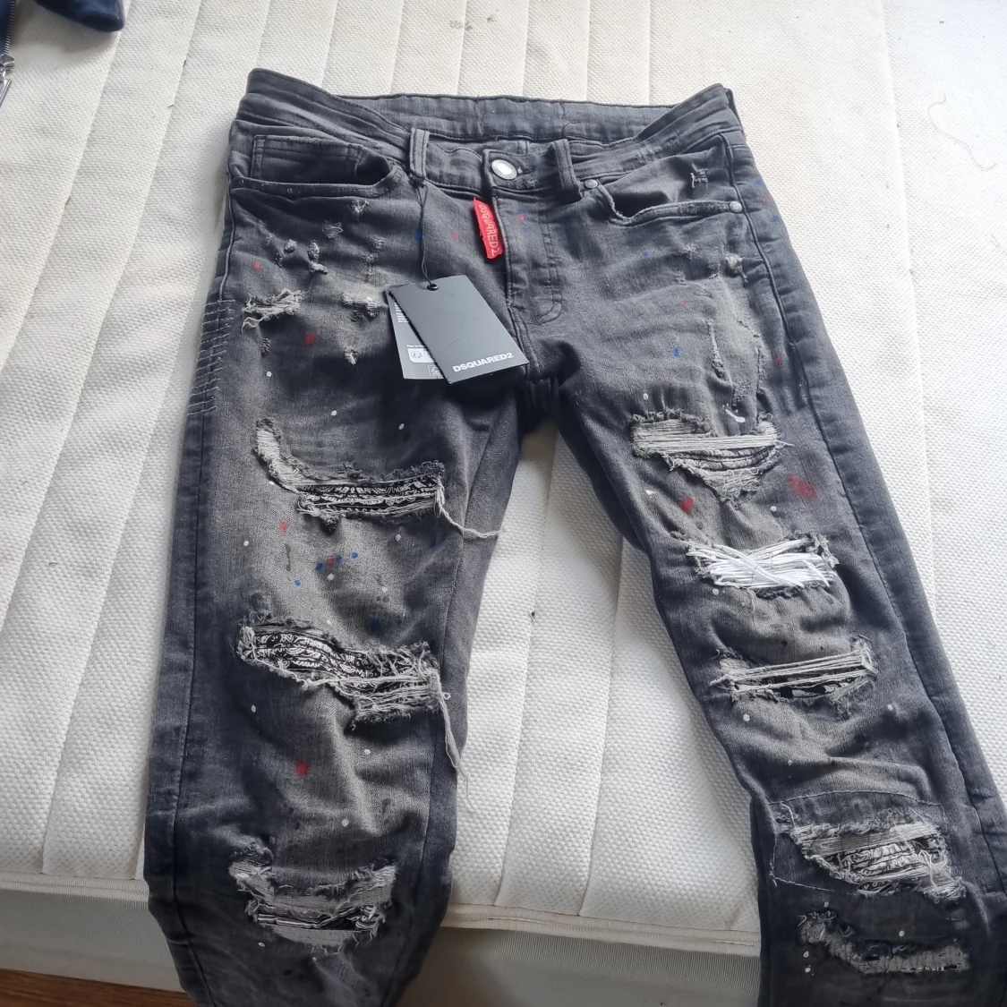 Svarta distressed jeans