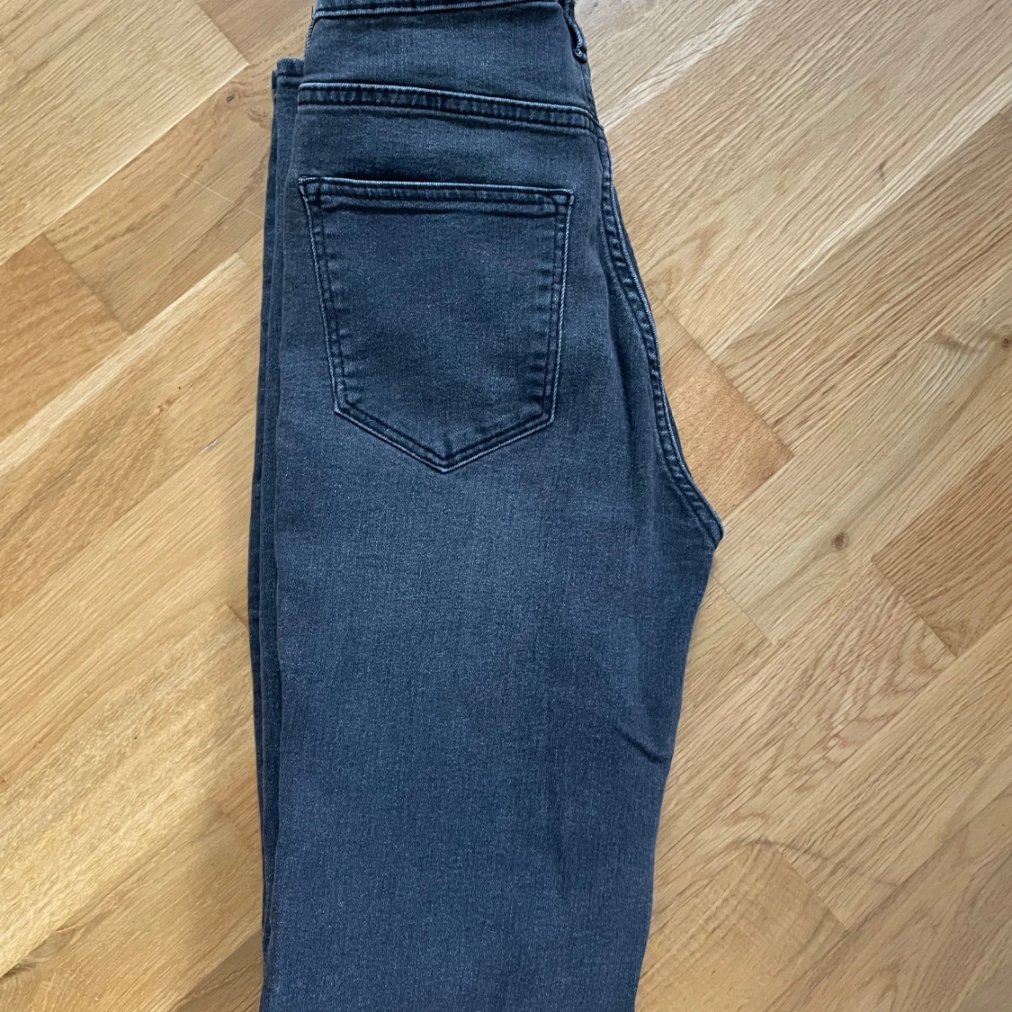 Svarta skinny jeans från Divided, stl 34 - 1