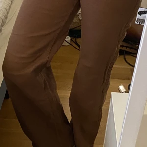 Bruna utsvängda jeans - Alldeles för små som man kan se. De är i väldigt bra kvalitet. Det är bara att fråga om fler bilder! 