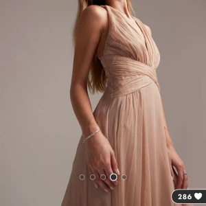 Maxiklänning / balklänning - Jättefin klänning från Asos design i storlek 36, pudrig färg, som passar perfekt till bal eller finare fest. Använd en gång. 🥰