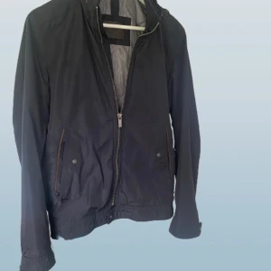 Massimo Dutti jacka - Massimo dutti jacka! Priset går att diskutera hane tyvärr ett hål vid fickan (bild 3)! Skriv gärna ifall det finns funderingar eller om man vill ha fler bilder!