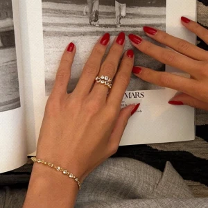 Muli ring guld med stenar  - Justerbar, oanvänd ring från Muli med stenar. Guldpläterad och nickelfri. Nypris 449kr. Skickas med i en liten muli-tygpåse 