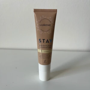 Lumene Stay Weightless Foundation Light - Ny Lumene Stay Weightless Foundation i nyansen Light ger medium täckning med en naturlig, matt finish. 