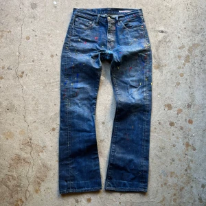 Paint splatter waxed jeans - Waxed jeans med paint splatter. Flared fit.