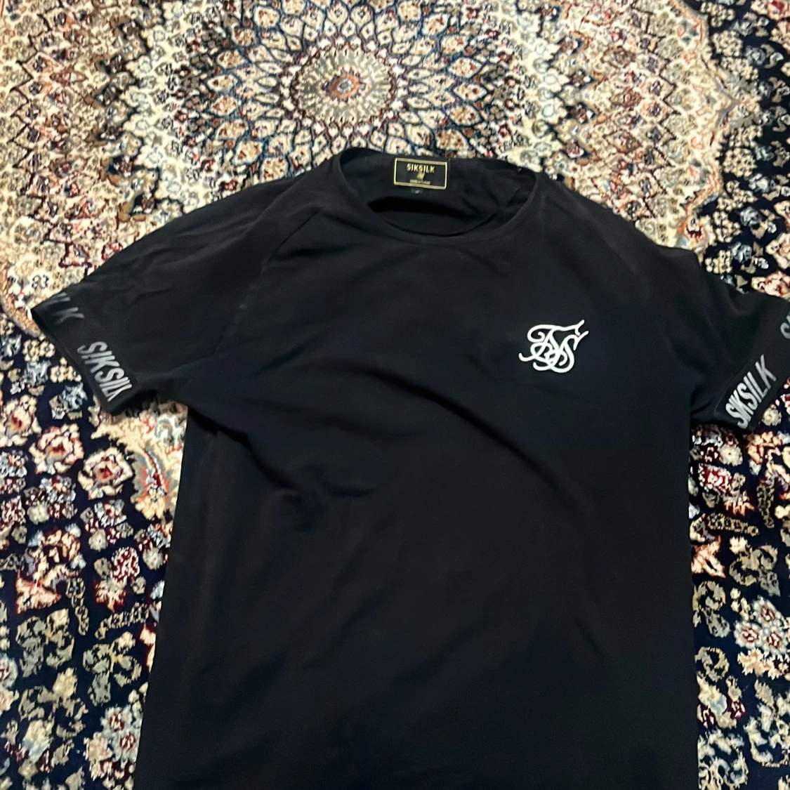Svart t-shirt från SikSilk med logga