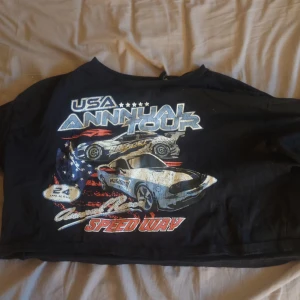 Svart croppad racing t-shirt - Svart croppad t-shirt från hm, i väldigt bra skick endast använd 1-2 gånger. Pris kan diskuteras