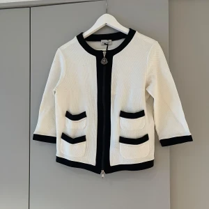 Moncler Cardigan  - ‼️VI TAR EJ BYTEN‼️Moncler Halvärmad Cardigan  | Skick: 9/10, med tags! | 34, passar S/M | Fraktar inom 24H efter köp på köparens bekostnad 📦💨 | Hör av dig vid minsta fråga eller fundering 💭