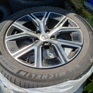 Michelin Däck med fälg Volvo - Fina gamla däck med fälg Volvo i bra skick och bra mönsterdjup. Hämtas i Skene. Skickas ej. 225/50 R 17 Primacy. Däck alla fyra 5 mm, årtal 2022, vecka 10