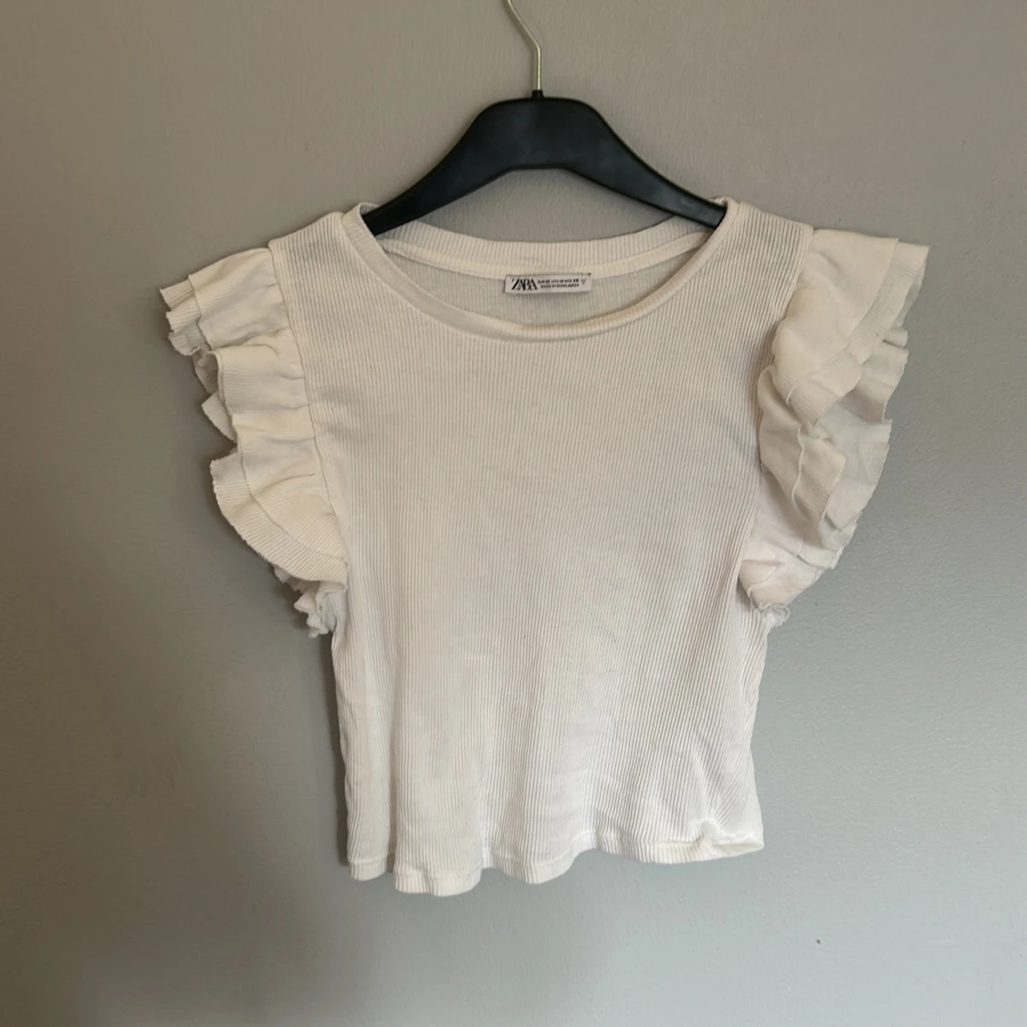 Vit ribbad topp med volangärm Zara