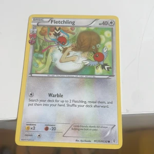Fletchling - En färgglad och söt Pokémon-samlarbok med Fletchling! Perfekt för dig som älskar Pokémon och vill ha något unikt i din samling. Illustrationen är lekfull och passar både unga och unga vuxna som gillar nostalgi och coola kort.