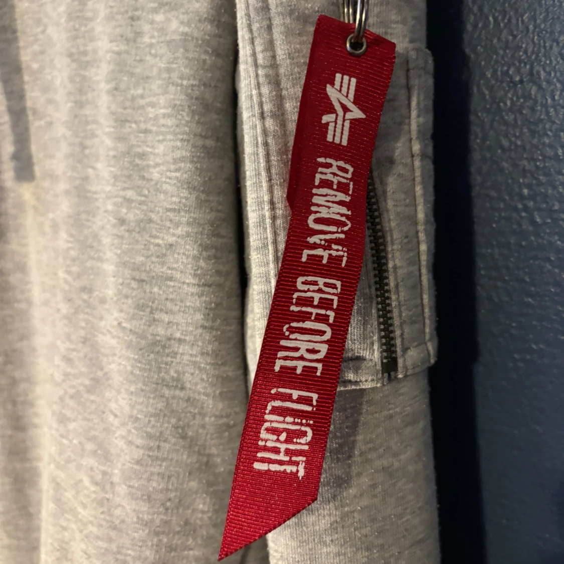 Grå hoodie från Alpha Industries - 3