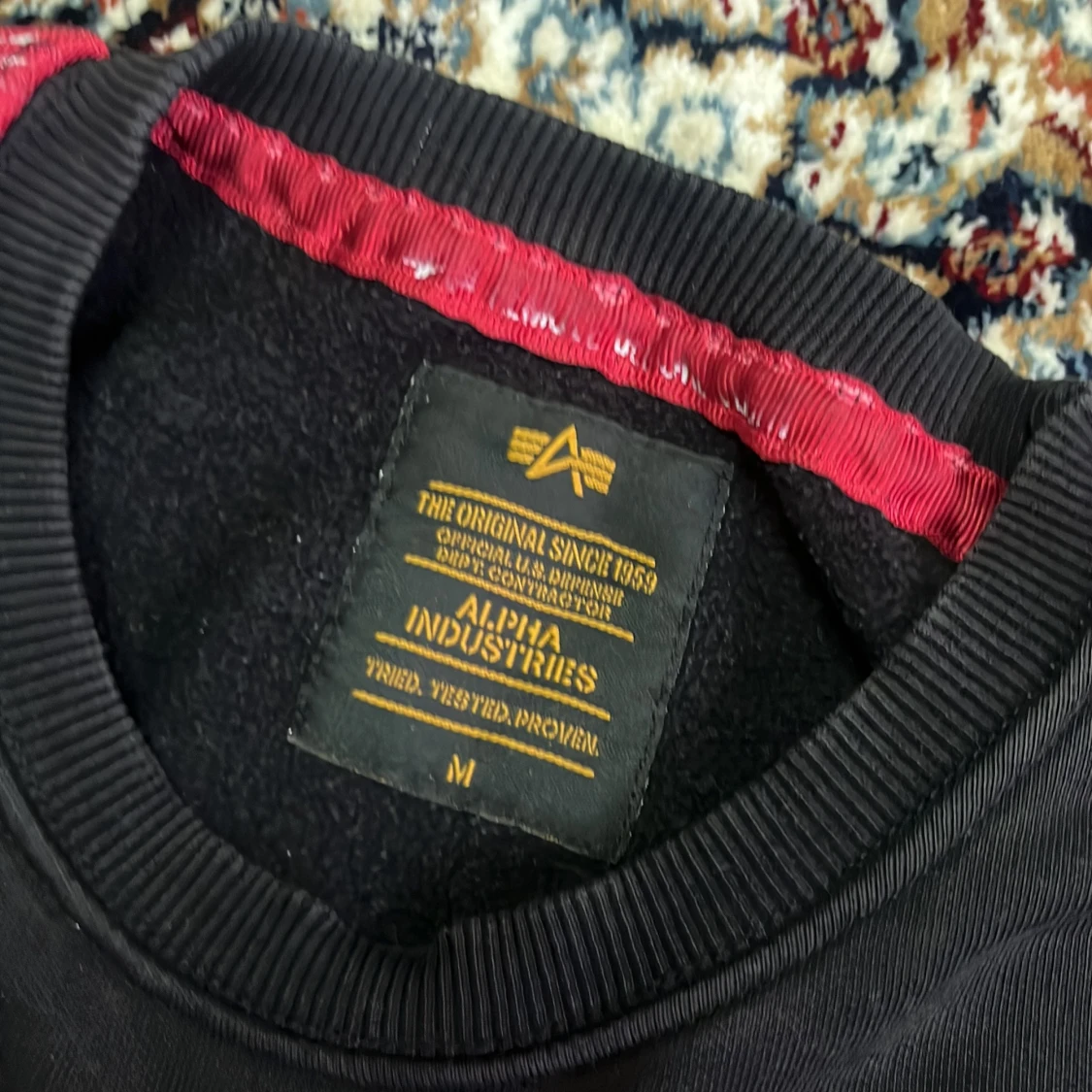 Svart Alpha Industries tröja med fack på armen. - 1