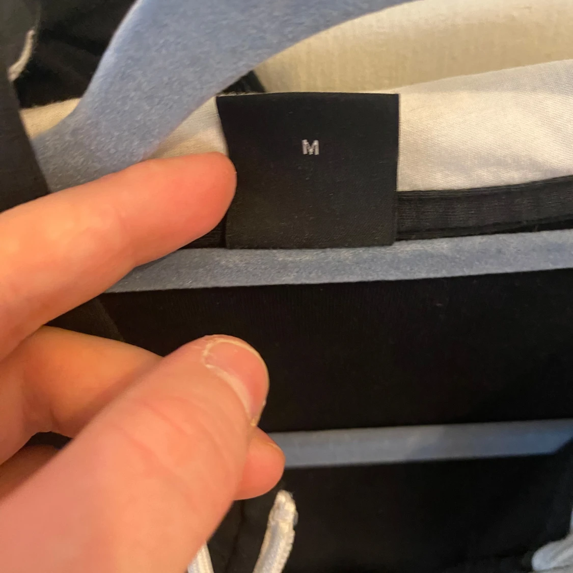 Svart hoodie från Boss med vita feta detaljer PRIS KAN DISKUTERAS  - 3