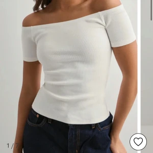 Vit offshoulder topp från Nelly  - Säljer en vit ribbad offshoulder topp från Nelly i storlek XS! endast använd ett fåtal gånger och är i nyskick