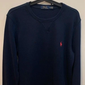 Mörkblå tröja från Polo Ralph Lauren - Snygg mörkblå långärmad tröja från Polo Ralph Lauren. Användam bara få gånger jätte bra skick.  Perfekt för en stilren person. Skön och passar med allt.