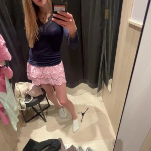Intimissmi - Säljer denna intimissmi tröja då jag har tröttnat på färgen. Den har defekter som man ser på bild 2💕(små hål längst ned på tröjan) köptes för 559 kr men säljer för 249! Hör av er vid frågor, pris går att diskutera någorlunda!💕