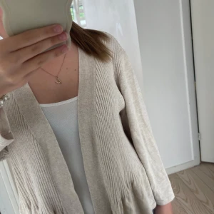 långärmad beige tröja!  - jätte skön och fin tröja, perfekt att dra på över ett linne kanske på en sen sommarkväll, och passar till så många olika outfits! 💗 