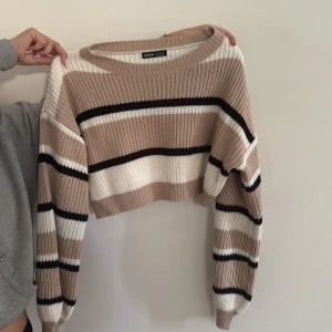 2 fina tröjor från SHEIN - 2 jättefina tröjor från SHEIN den bruna är kroppad och den gråa är en vanlig stickad. Båda för 60kr