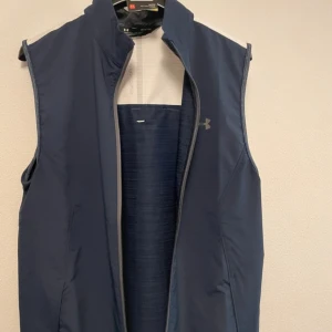 Under Armour - Säljer en riktigt fet väst från under armour som är helt ny med tags. Skriv om du har några frågor eller funderingar!!!