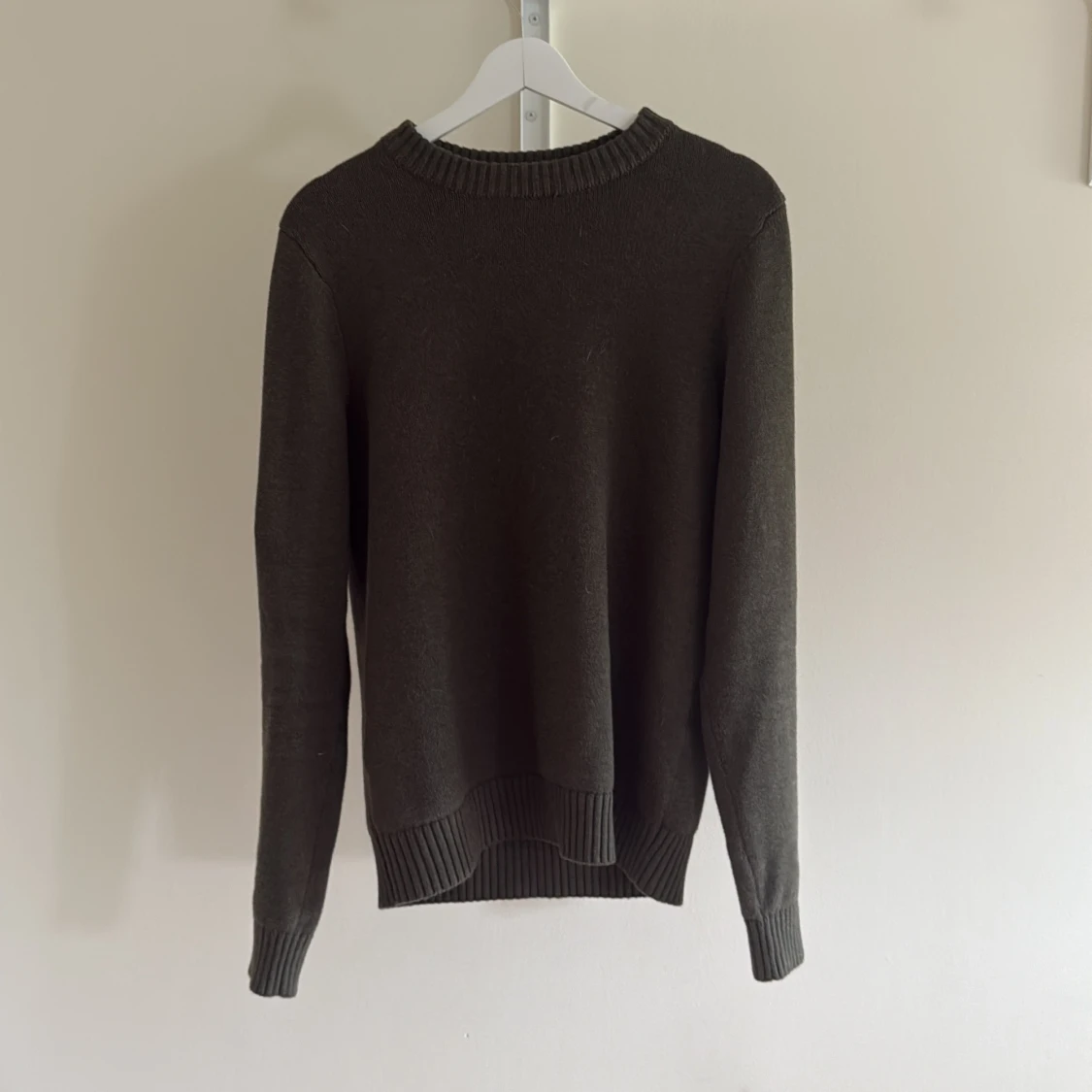 Mörkbrun stickad tröja från Dobber