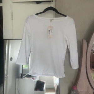 Trekvartsärmad vit tröja🤍 - Säljer en jätte fin vit trekvartsärmad tröja från Nelly som är i ett ny skick med lappen kvar❤️