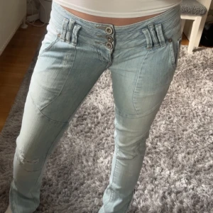 Så snygga lowwaist jeans❣️ - Ett par ljusblåa lowwaist Jeans med lite slitningar❣️aldrig använt eftersom att jag köpte dem nyss💕 kontakta mig för minsta lilla fråga💕