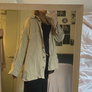 Beige overshirt från 157, S/M - Tjock oversized skjorta från lager 157, kan användas som tunn kappa i sommar. 