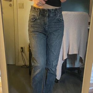 Grå högmidjade jeans Pull&Bear - Säljer ett par grå jeans från Pull&Bear med hög midja.