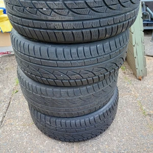 Vinterdäck Hancook 4 stycken utan dubb. - Mycket fina däck utan fälg av märket Hancook 4 stycken i storleken 215 55 R16. Sparsamt använda . Hämtas och skickas ej.