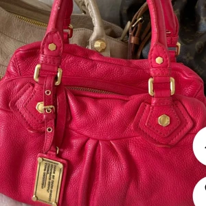 SÖKER!!! Rosa skinnväska från Marc by Marc Jacobs -  I DEN LILLA MODELLEN Till ett bra pris, kontakta mig ifall ni har och skriv hur mycket ni vill ha för den❤️