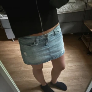 Lågmidjad jeanskjol  - Säljer en snygg ljusblå jeanskjol från Miss Selfridge. Kjolen är kort och sitter superfint!❤️ Midjemått: 40cm rakt över!