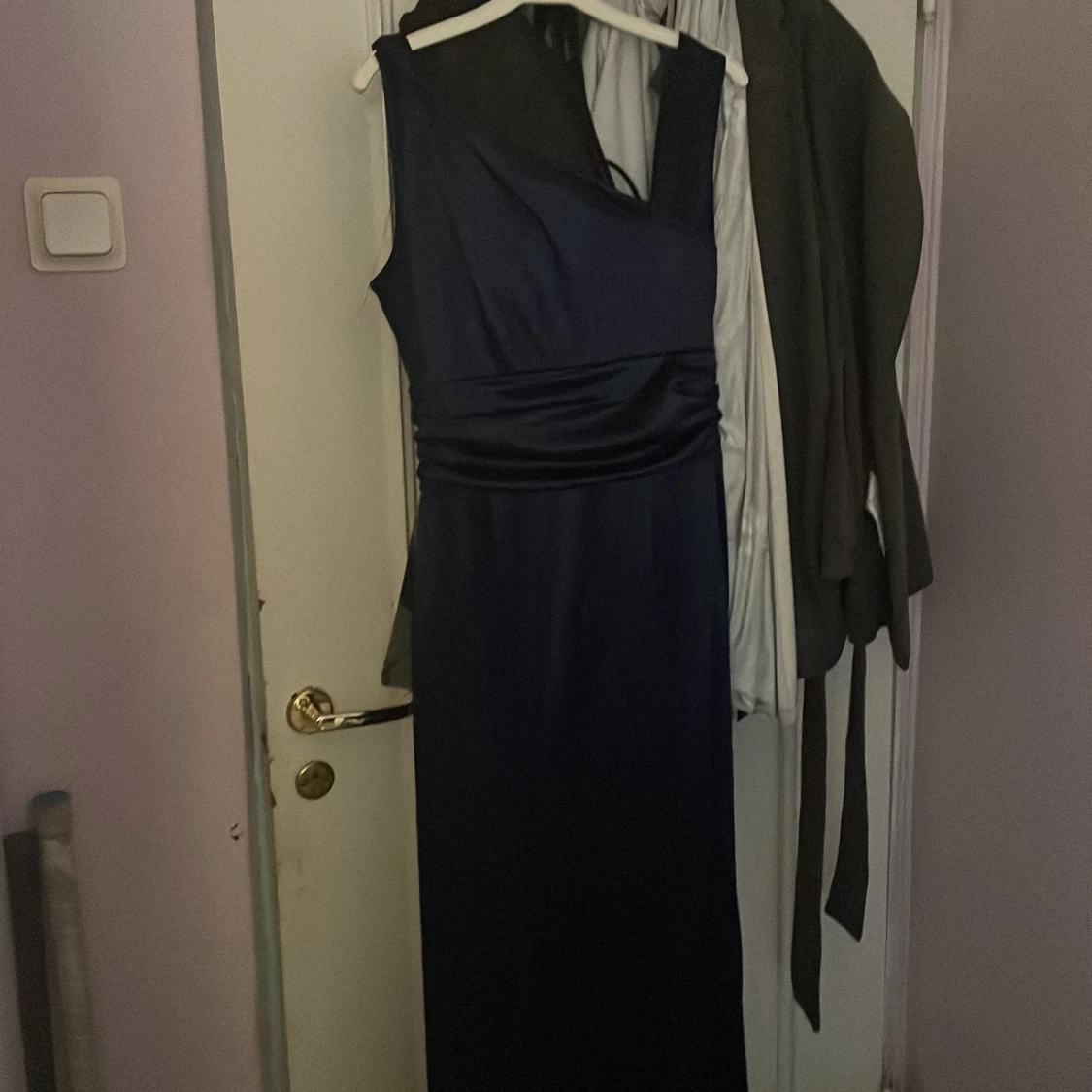 Marinblå långklänning oneshoulder