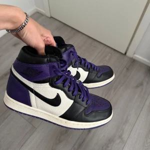 Jordan 1 Court Purple (7.000kr+) - Köpte dom för typ 2-3 år sen tror jag för runt 10.000kr och jag har aldrig använt dom för dom va för stora, jag har använt dom bara 3-4 gånger och skorna är som helt nya och man märker det. Storleken är 44. Dom här skorna är 2017 modell och har en begränsat antal av dom därför kostar dom 7-35.000kr. Men det finns en nyare modell av dessa med vit istället för lila färg i mitten fram av foten och dom är värda under 5k och säljs av många