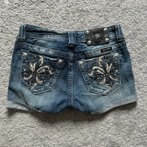 Miss me shorts  - Miss me low waist jeanshorts. Storlek 25 och midjemått: 35/36 cm 
