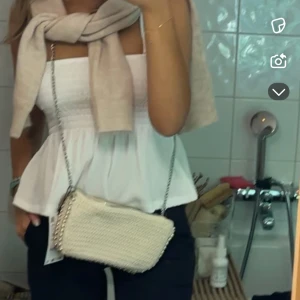 Vit smockad linnetopp med volang - Säljer denna jätte söta topp ifrån Gina tricot som köptes 2023 så den finns inte kvar nu🌸