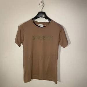 Burberry T-shirt med mönster - Använd utan defekter | storlek M | mörk beige | självklart erbjuder vi endast äkta produkter | vid frågor kontakta privat |