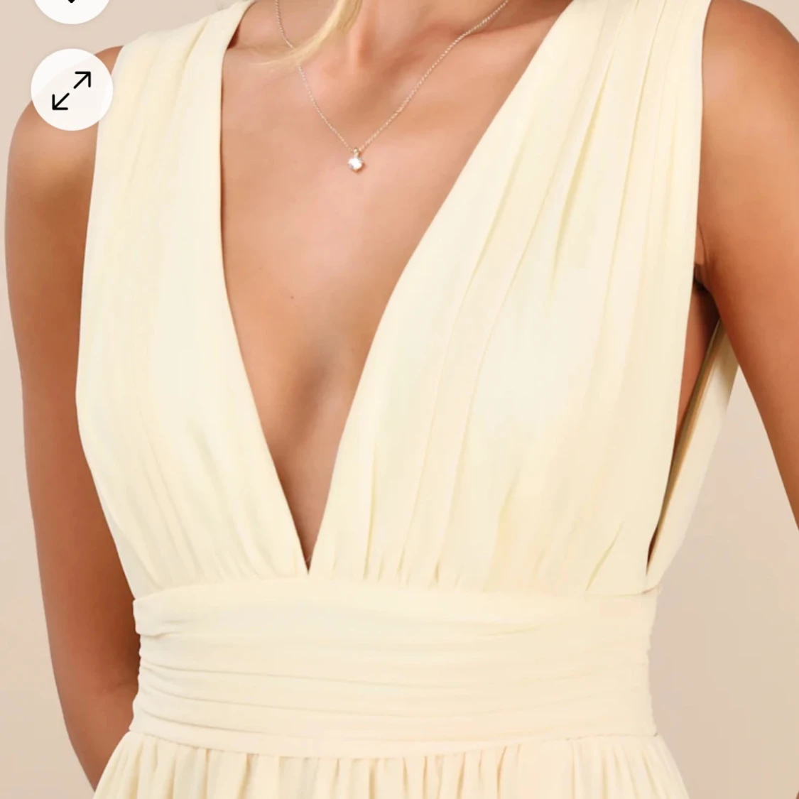 Ljusgul långklänning med djup v-ringning - 1