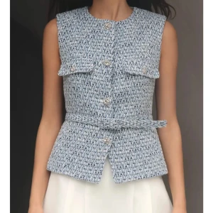 Blå/vit Zara väst - Säljer min väst från Zara, endast använd en gång.